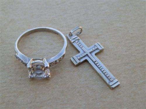 Stunning solid sterling silver ring and cross pendant combo - weight 3.8 g.