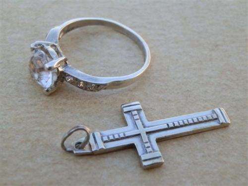 Stunning solid sterling silver ring and cross pendant combo - weight 3.8 g.