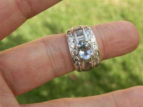 Exquisite solid sterling silver natural blue topaz ring - weight 6.97 g.