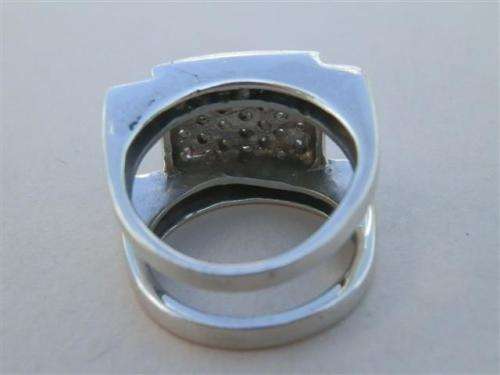 Magnificent heavy solid sterling silver ring - weight 13.3 g.