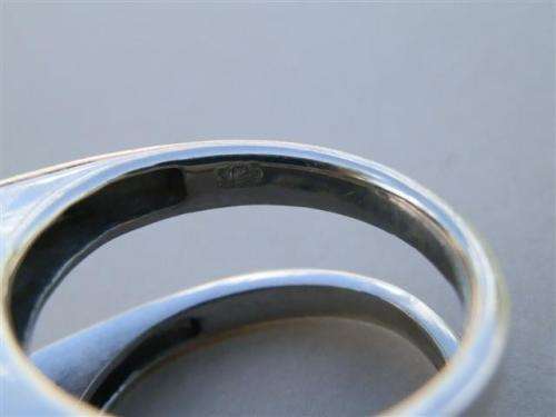 Magnificent heavy solid sterling silver ring - weight 13.3 g.