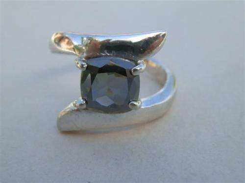 Exquisite solid sterling silver diamond ring - weight 5.3 g.