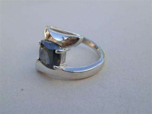 Exquisite solid sterling silver diamond ring - weight 5.3 g.