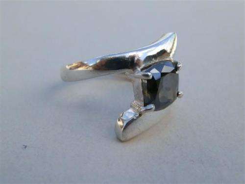 Exquisite solid sterling silver diamond ring - weight 5.3 g.
