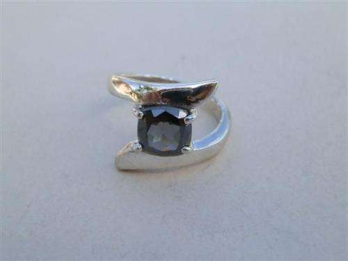 Exquisite solid sterling silver diamond ring - weight 5.3 g.