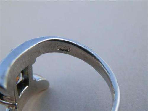 Exquisite solid sterling silver diamond ring - weight 5.3 g.
