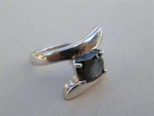 Exquisite solid sterling silver diamond ring - weight 5.3 g.