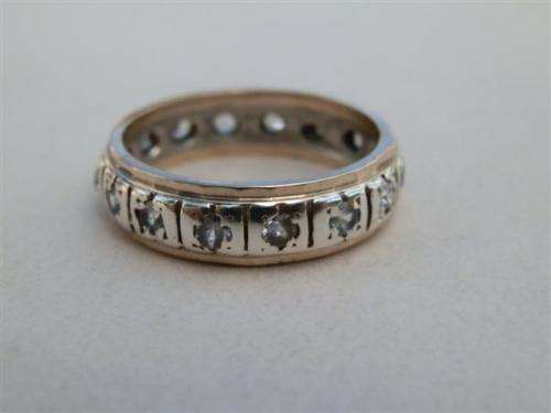 Elegant vintage solid 9 ct gold and sterling silver ring - weight 3.4 g.