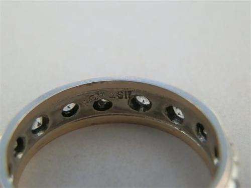 Elegant vintage solid 9 ct gold and sterling silver ring - weight 3.4 g.