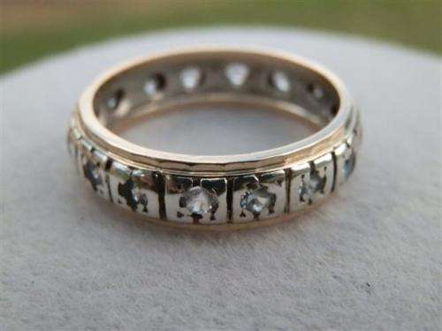 Elegant vintage solid 9 ct gold and sterling silver ring - weight 3.4 g.