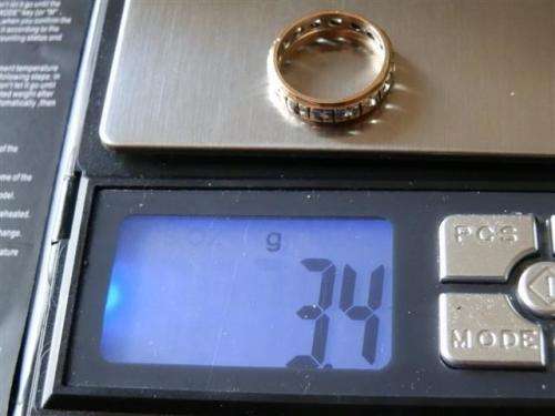 Elegant vintage solid 9 ct gold and sterling silver ring - weight 3.4 g.