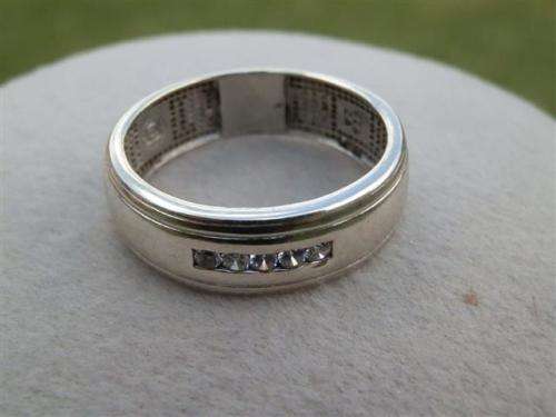 Handsome solid sterling silver cubic ring - weight 4.8 g.