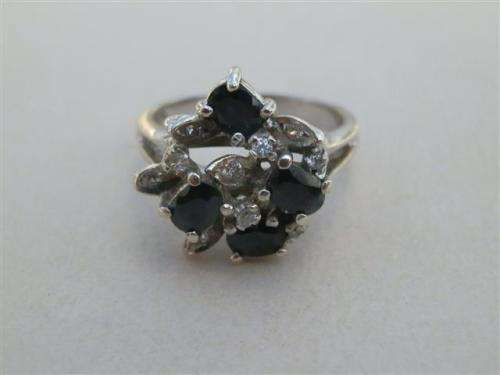 Magnificent solid sterling silver blue sapphire cluster ring - weight 4.6 g