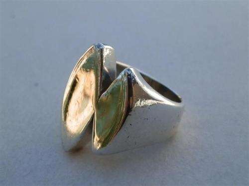 Astonishing heavy solid sterling silver ring - weight 12.2 g.
