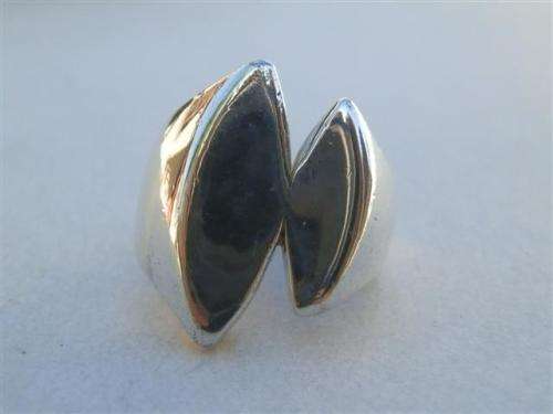 Astonishing heavy solid sterling silver ring - weight 12.2 g.