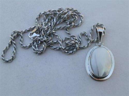 Exquisite solid sterling silver vintage Italian chain and Mexican pendant - weight 36.2 g.