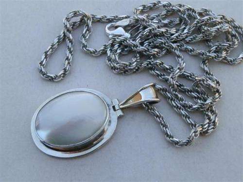 Exquisite solid sterling silver vintage Italian chain and Mexican pendant - weight 36.2 g.