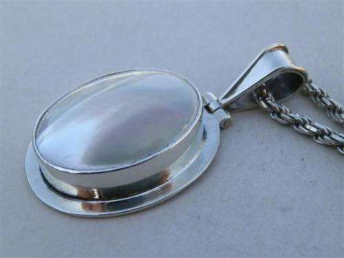 Exquisite solid sterling silver vintage Italian chain and Mexican pendant - weight 36.2 g.