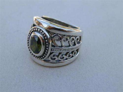 Fabulous heavy solid sterling silver ring - weight 13.2 g.