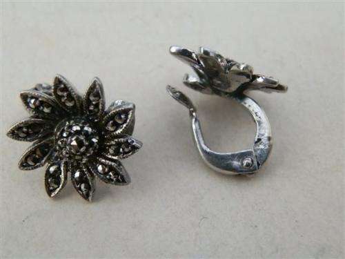 Stunning vintage solid sterling silver clip-on earrings - weight 3.9 g.