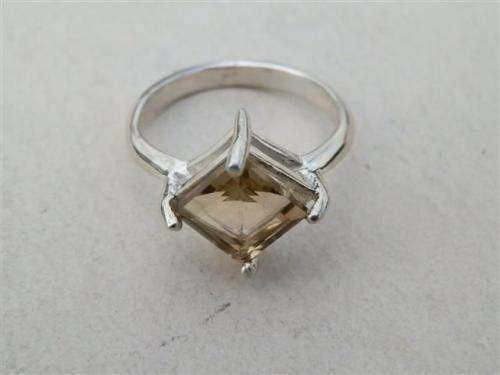Smashing solid sterling silver topaz ring - weight 2.3 g.