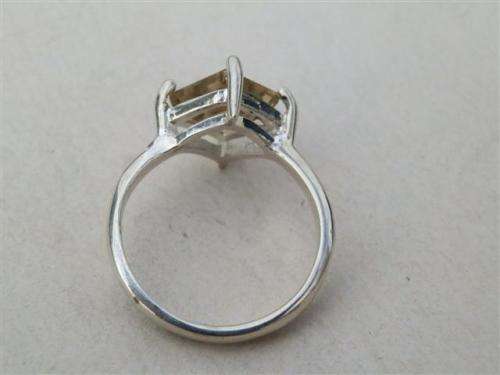 Smashing solid sterling silver topaz ring - weight 2.3 g.