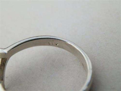 Smashing solid sterling silver topaz ring - weight 2.3 g.