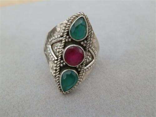 Astonishing solid sterling silver natural ruby and emerald ring - weight 4.4 g.