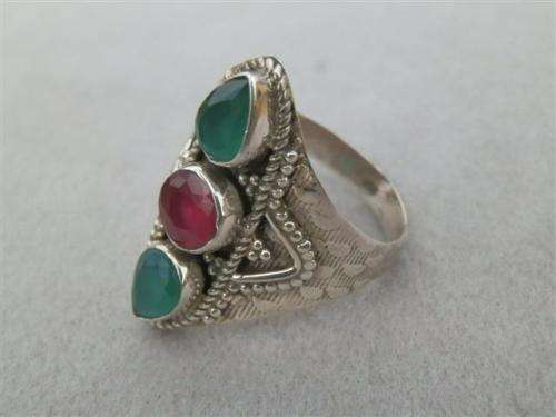 Astonishing solid sterling silver natural ruby and emerald ring - weight 4.4 g.