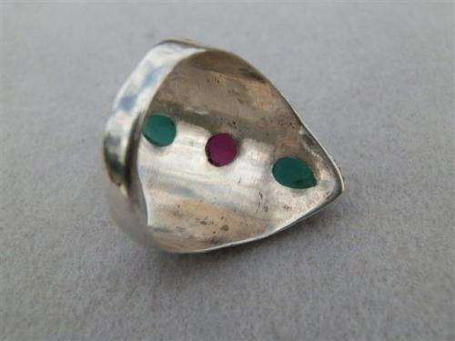 Astonishing solid sterling silver natural ruby and emerald ring - weight 4.4 g.