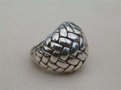 Exquisite solid sterling silver dome ring - weight 8.9 g.