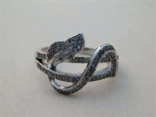 Fabulous solid sterling silver ring - weight 3.9 g.