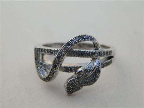 Fabulous solid sterling silver ring - weight 3.9 g.