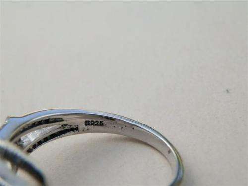 Fabulous solid sterling silver ring - weight 3.9 g.