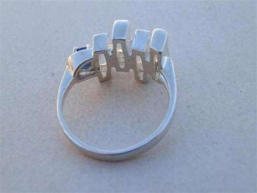 Awesome solid sterling silver blue sapphire ring - weight 6 g.