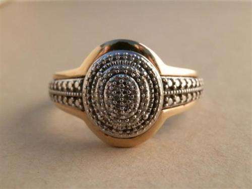 Spectacular solid 9 ct gold and sterling silver 0.16 ct natural diamond ring - weight 4.9 g.