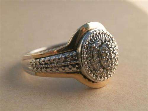 Spectacular solid 9 ct gold and sterling silver 0.16 ct natural diamond ring - weight 4.9 g.