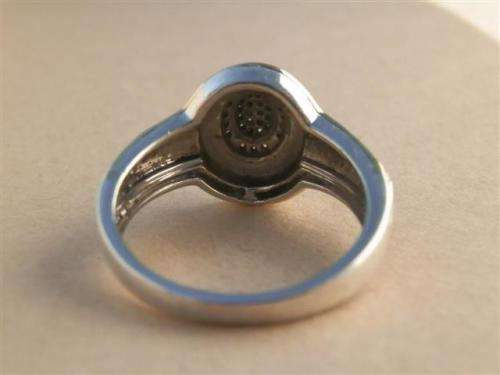 Spectacular solid 9 ct gold and sterling silver 0.16 ct natural diamond ring - weight 4.9 g.