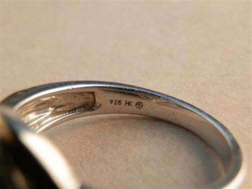 Spectacular solid 9 ct gold and sterling silver 0.16 ct natural diamond ring - weight 4.9 g.