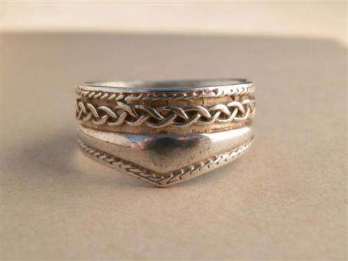 Awesome solid sterling silver fancy ring - weight 4.2 g.