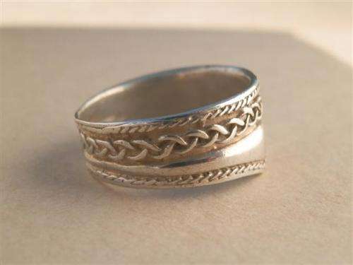 Awesome solid sterling silver fancy ring - weight 4.2 g.