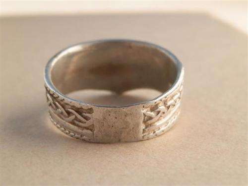 Awesome solid sterling silver fancy ring - weight 4.2 g.