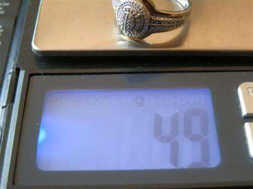 Spectacular solid 9 ct gold and sterling silver 0.16 ct natural diamond ring - weight 4.9 g.