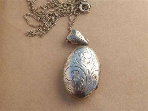 Marvelous solid sterling silver locket necklace - weight 6.4 g.