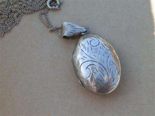 Marvelous solid sterling silver locket necklace - weight 6.4 g.