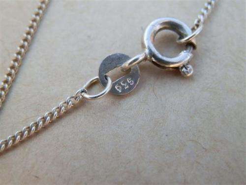 Marvelous solid sterling silver locket necklace - weight 6.4 g.