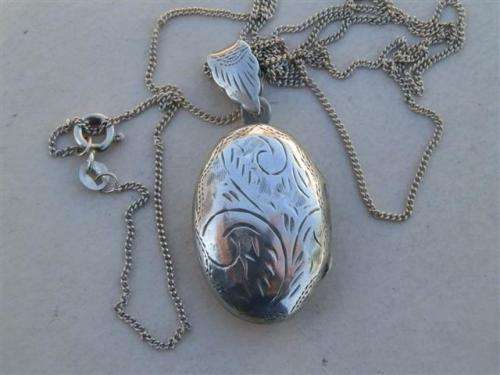 Marvelous solid sterling silver locket necklace - weight 6.4 g.