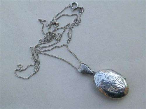 Marvelous solid sterling silver locket necklace - weight 6.4 g.