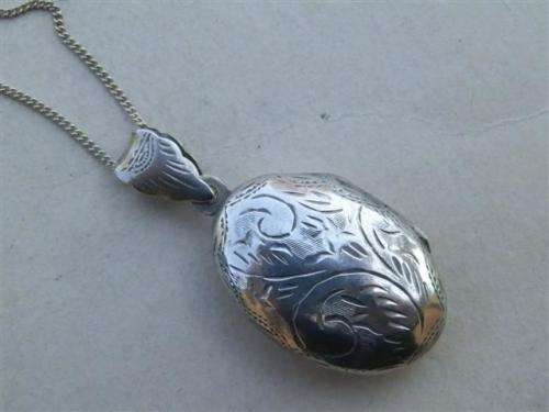 Marvelous solid sterling silver locket necklace - weight 6.4 g.