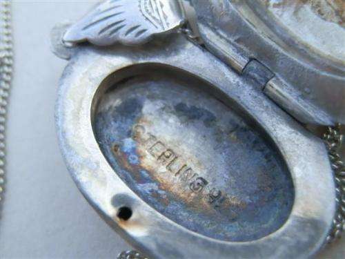 Marvelous solid sterling silver locket necklace - weight 6.4 g.